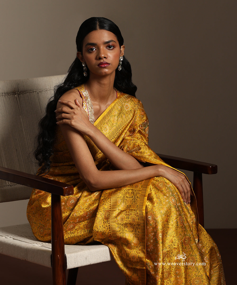 Mustard_Handloom_Pure_Katan_Silk_Tanchoi_Banarasi_Saree_With_Rose_Flower_Jall_WeaverStory_02
