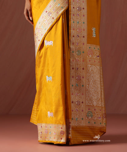 Mustard_Handloom_Pure_Katan_Silk_Banarasi_Kadhwa_Meenakari_Nandi_Motifs_With_Peacock_Motif_Border_WeaverStory_04