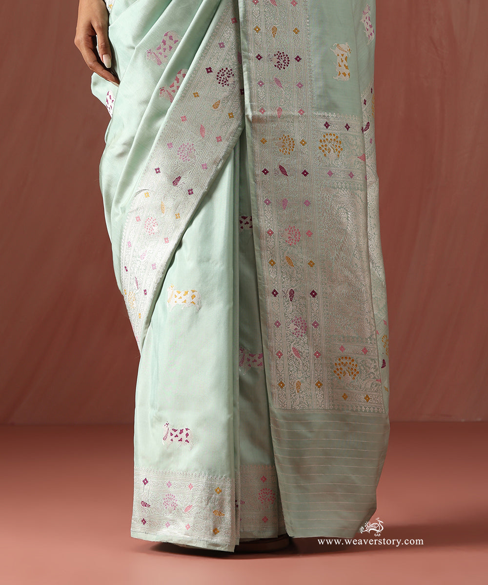 Ice_Blue_Handloom_Pure_Katan_Silk_Banarasi_Kadhwa_Saree_With_Meenakri_Nandi_Motifs_And_Peacock_Motif_Boder_WeaverStory_04
