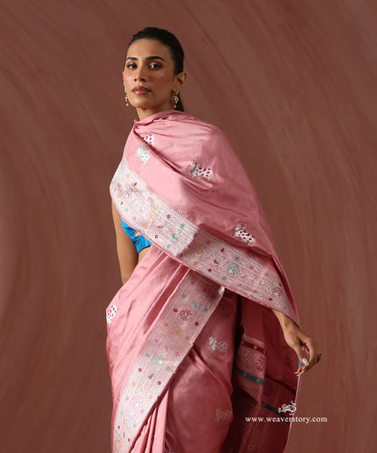 Baby_Pink_Handloom_Pure_Katan_Silk_Banarasi_Kadhwa_Saree_With_Meenakri_Nandi_Motifs_And_Peacock_Motif_Boder_WeaverStory_02