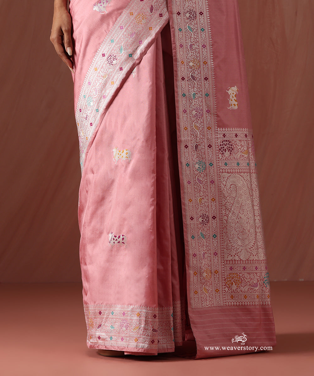 Baby_Pink_Handloom_Pure_Katan_Silk_Banarasi_Kadhwa_Saree_With_Meenakri_Nandi_Motifs_And_Peacock_Motif_Boder_WeaverStory_04