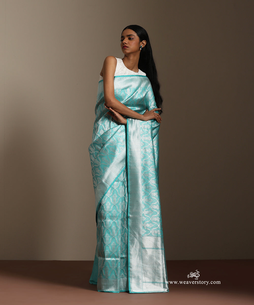 Fioji_Handloom_Pure_Katan_Silk_Banarasi_Kimkhab_Guldasta_Motifs_Silvers_Zari_Saree_WeaverStory_01