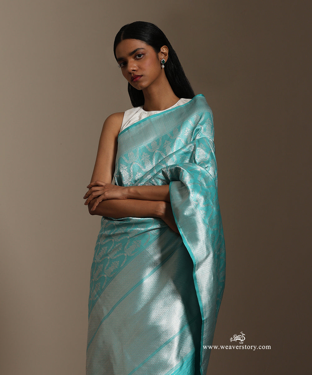Fioji_Handloom_Pure_Katan_Silk_Banarasi_Kimkhab_Guldasta_Motifs_Silvers_Zari_Saree_WeaverStory_02
