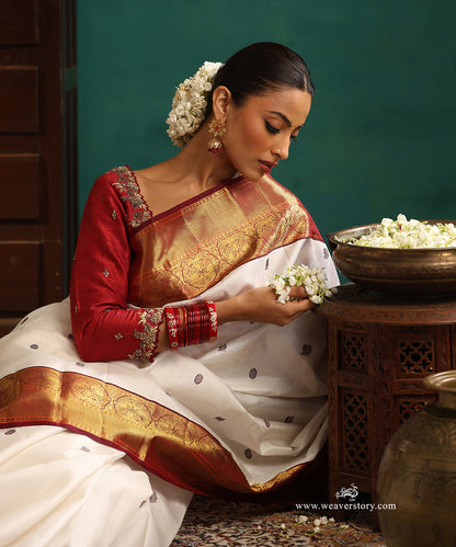 Offwhite_Handloom_Pure_Silk_Kanjivaram_Saree_With_Maroon_Korvai_Border_And_Rudraksh_And_Annapakshi_Thread_Motifs_WeaverStory_02