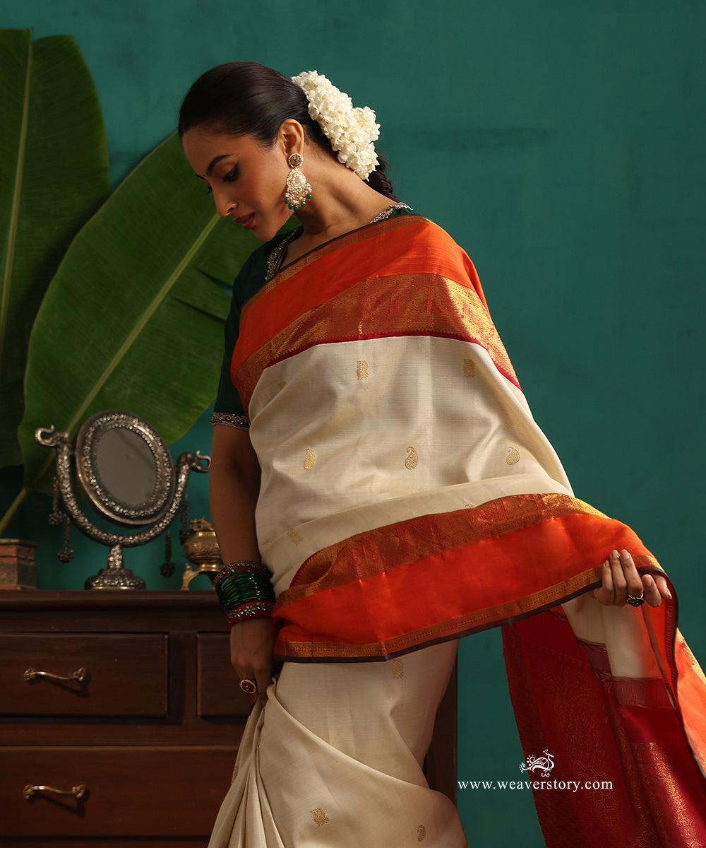 Offwhite_Handloom_Pin_Striped_Pure_Silk_Kanjivaram_Saree_With_Orange_And_Maroon_Korvai_Border_And_Paisley_Mayura_Motifs_WeaverStory_02
