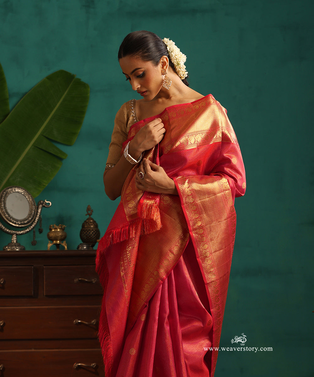 Red_And_Gold_Handloom_Pure_Silk_Pure_Zari_Vaira_Oosi_Kanjivaram_Saree_With_Chakram_Motifs_WeaverStory_02