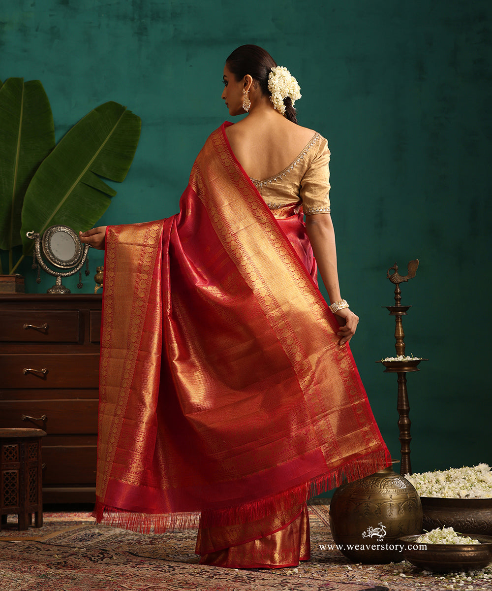 Red_And_Gold_Handloom_Pure_Silk_Pure_Zari_Vaira_Oosi_Kanjivaram_Saree_With_Chakram_Motifs_WeaverStory_03