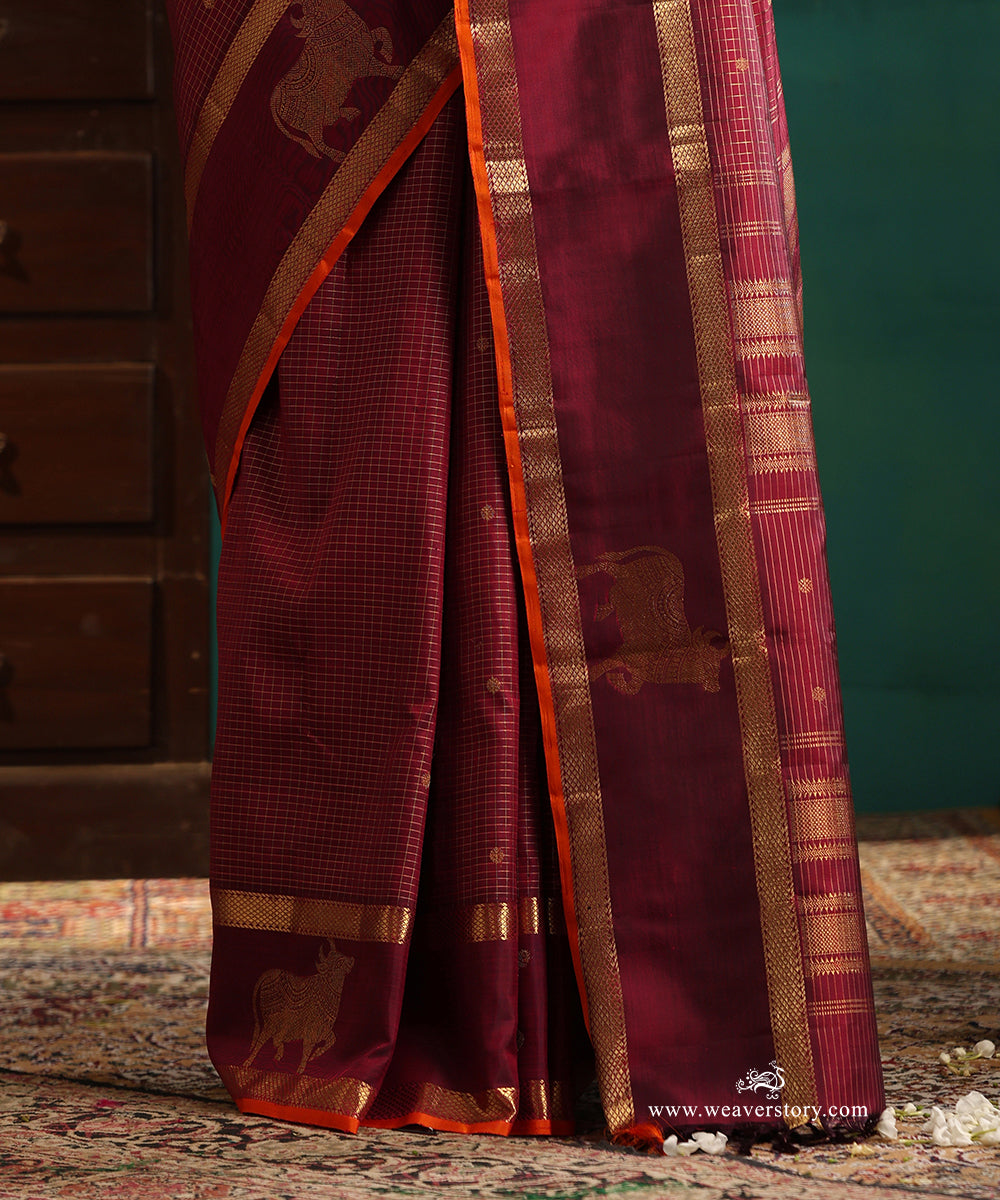 Wine_Handloom_Pure_Silk_Pure_Zari_Checks_Kanjivaram_Saree_With_Nandi_Motif_On_Border_WeaverStory_04