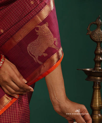 Wine_Handloom_Pure_Silk_Pure_Zari_Checks_Kanjivaram_Saree_With_Nandi_Motif_On_Border_WeaverStory_05