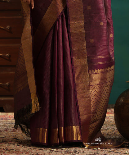 Deep_Purple_Handloom_Pure_Silk_Pure_Zari_Kanjivaram_Saree_With_Chakram_And_Annpakshi_Motifs_And_Chevron_Border_WeaverStory_04