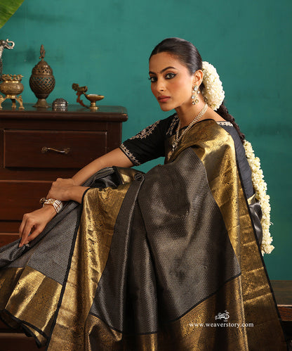 Black_Handloom_Pure_Silk_Pure_Zari_Checks_Kanjivaram_Saree_With_Killi_Motifs_On_Border_WeaverStory_02