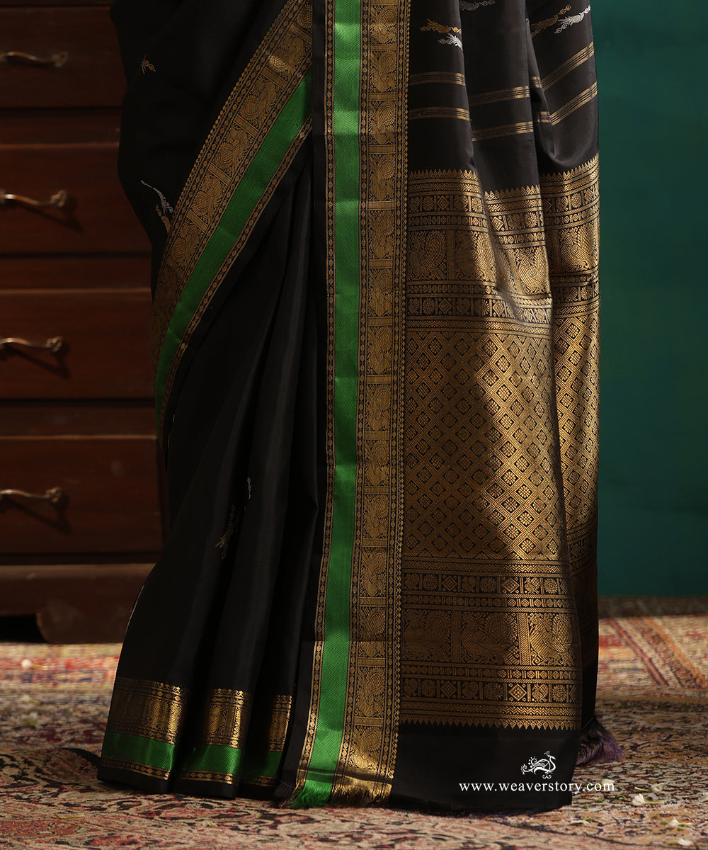 Black_Handloom_Pure_Silk_Pure_Zari_Kajivaram_Saree_With_Killi_Motifs_And_Annapakshi_Border_With_Green_Thread_Work_WeaverStory_04