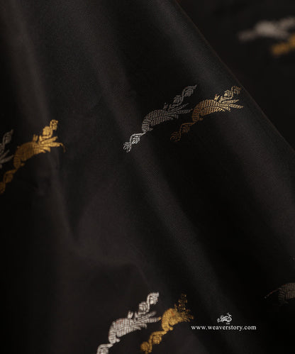 Black_Handloom_Pure_Silk_Pure_Zari_Kajivaram_Saree_With_Killi_Motifs_And_Annapakshi_Border_With_Green_Thread_Work_WeaverStory_05