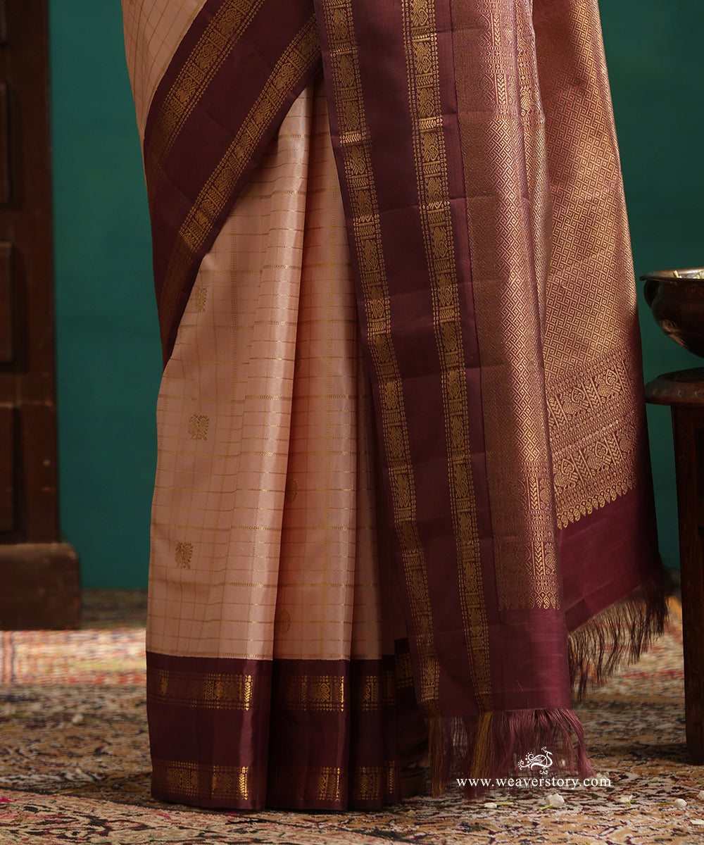 Blush_Pink_Handloom_Pure_Silk_Pure_Zari_Checks_Kanjivaram_Saree_With_Rudraksha_Motif_And_Wine_Korwai_Border_WeaverStory_04
