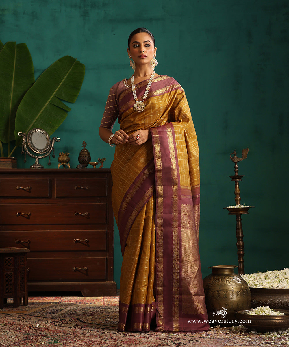 Mustard_Handloom_Gold_Pure_Silk_Pure_Zari_Checks_Kanjivaram_Saree_With_Wine_Border_WeaverStory_01