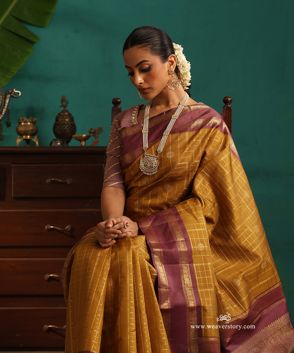 Mustard_Handloom_Gold_Pure_Silk_Pure_Zari_Checks_Kanjivaram_Saree_With_Wine_Border_WeaverStory_02