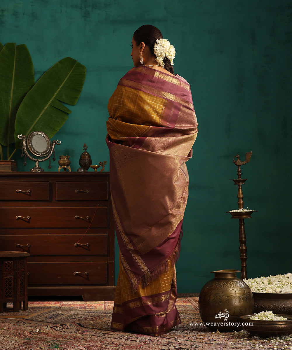 Mustard_Handloom_Gold_Pure_Silk_Pure_Zari_Checks_Kanjivaram_Saree_With_Wine_Border_WeaverStory_03