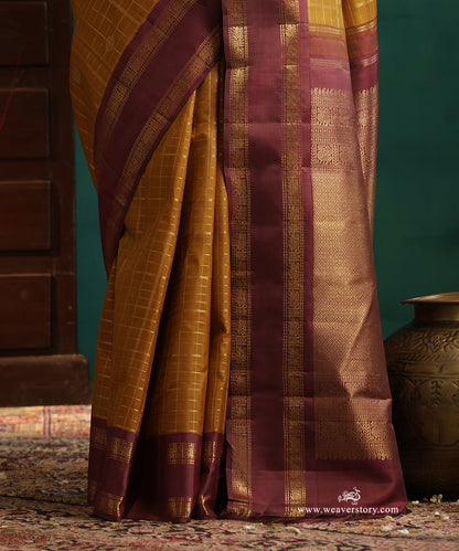 Mustard_Handloom_Gold_Pure_Silk_Pure_Zari_Checks_Kanjivaram_Saree_With_Wine_Border_WeaverStory_04