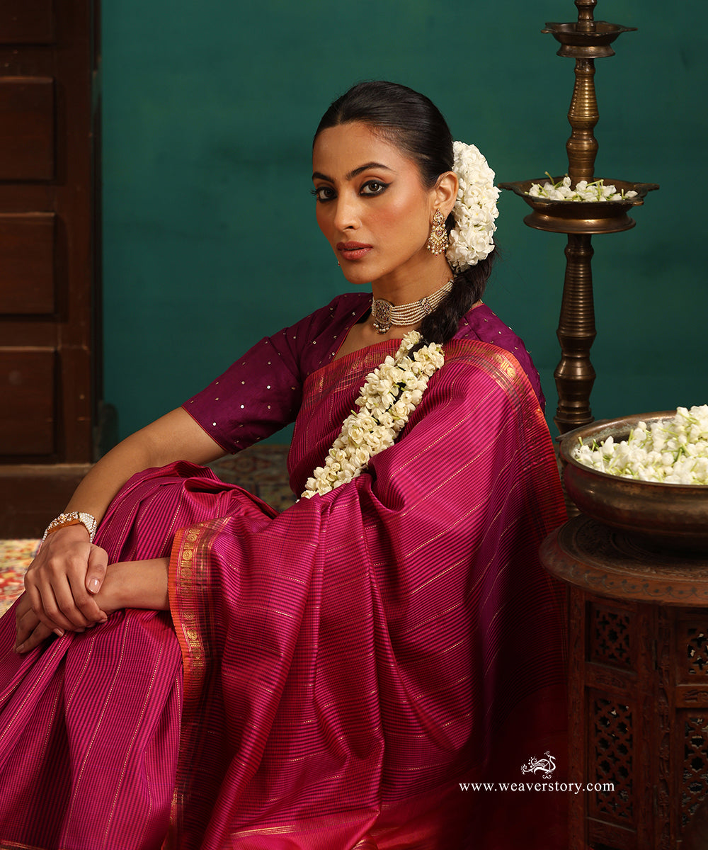 Pink_And_Black_Handloom_Pure_Silk_Pure_Zrai_Kanjivaram_Saree_With_Traditional_Chakram_Border_WeaverStory_02