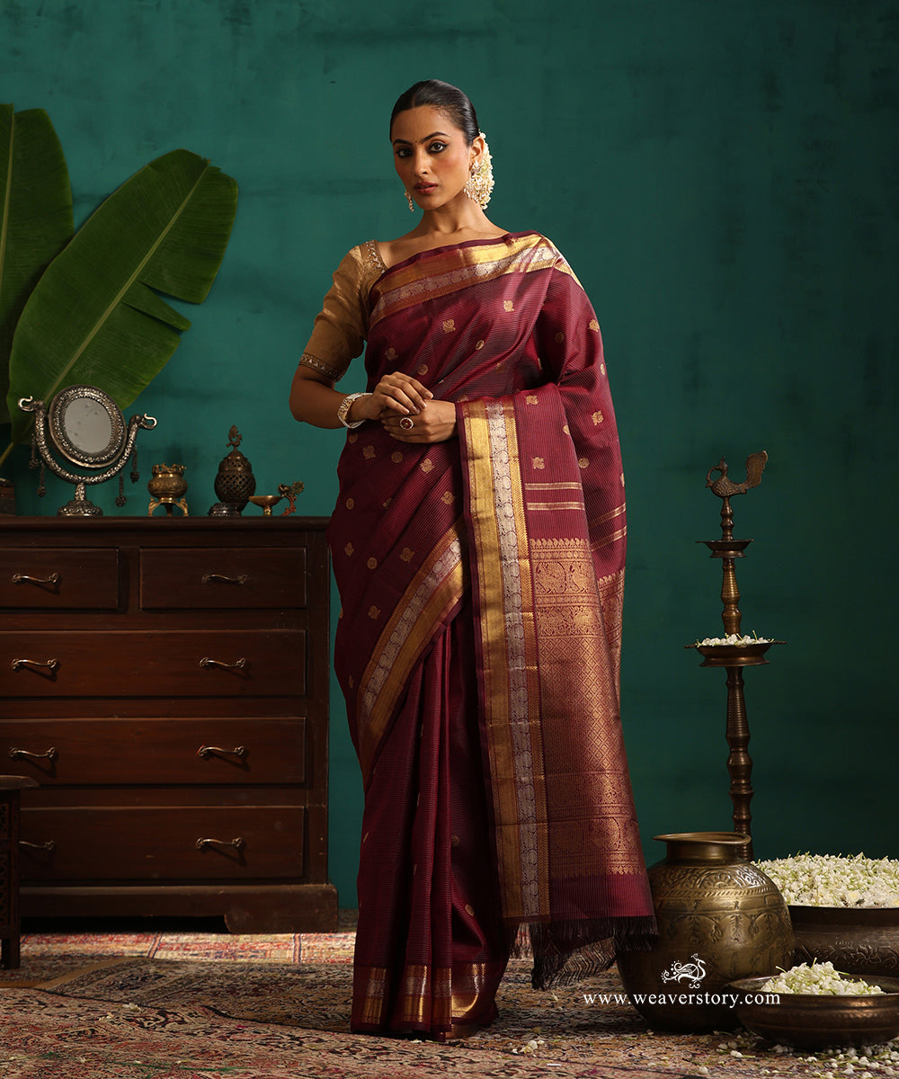 Maroon_Handloom_Pure_Silk_Pure_Zari_Vaira_Oosi_Kanjivaram_Saree_With_Chakram_And_Annapakshi_And_Border_With_Silver_Zari_WeaverStory_01