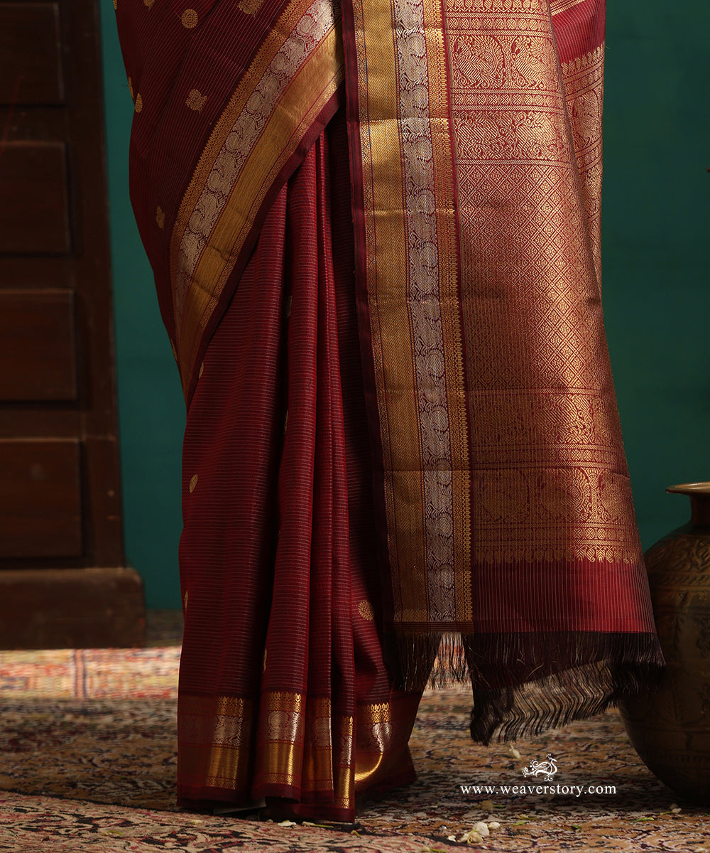 Maroon_Handloom_Pure_Silk_Pure_Zari_Vaira_Oosi_Kanjivaram_Saree_With_Chakram_And_Annapakshi_And_Border_With_Silver_Zari_WeaverStory_04
