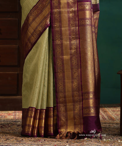 Pastel_Green_And_Gold_Handloom_Pure_Silk_Tissue_Kanjivaram_Saree_With_Purple_Korwai_Annapakshi_Border_WeaverStory_04