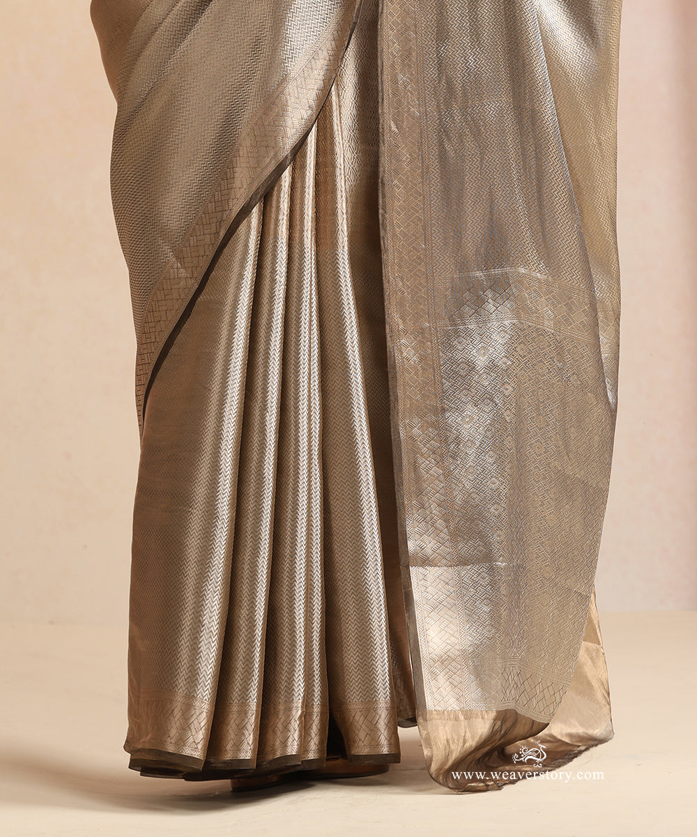 Beige_And_Gold_Handloom_Pure_Silk_Tissue_Tanchoi_Banarasi_Saree_WeaverStory_03