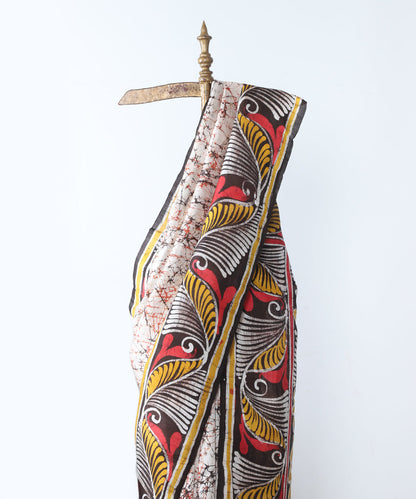 Off_White_And_Black_Handloom_Hand_Batik_Pure_Mulberry_Silk_Saree_With_Peacock_Motif_On_Pallu_WeaverStory_02