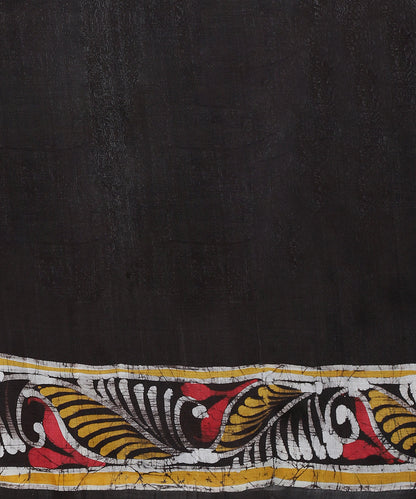 Off_White_And_Black_Handloom_Hand_Batik_Pure_Mulberry_Silk_Saree_With_Peacock_Motif_On_Pallu_WeaverStory_05