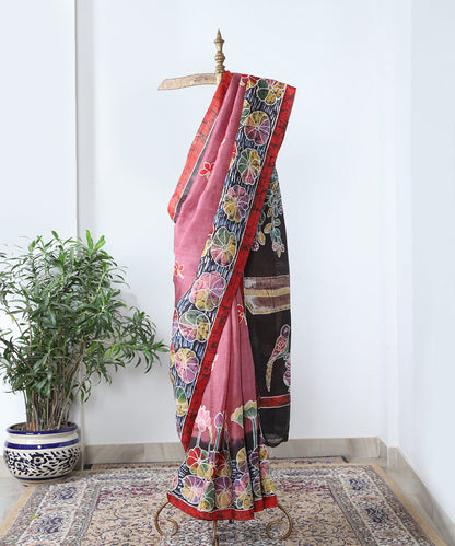 Rose_Pink_And_Black_Handloom_Hand_Batik_Pure_Mulberry_Silk_Saree_With_Kanha_Ji_On_Pallu_WeaverStory_01