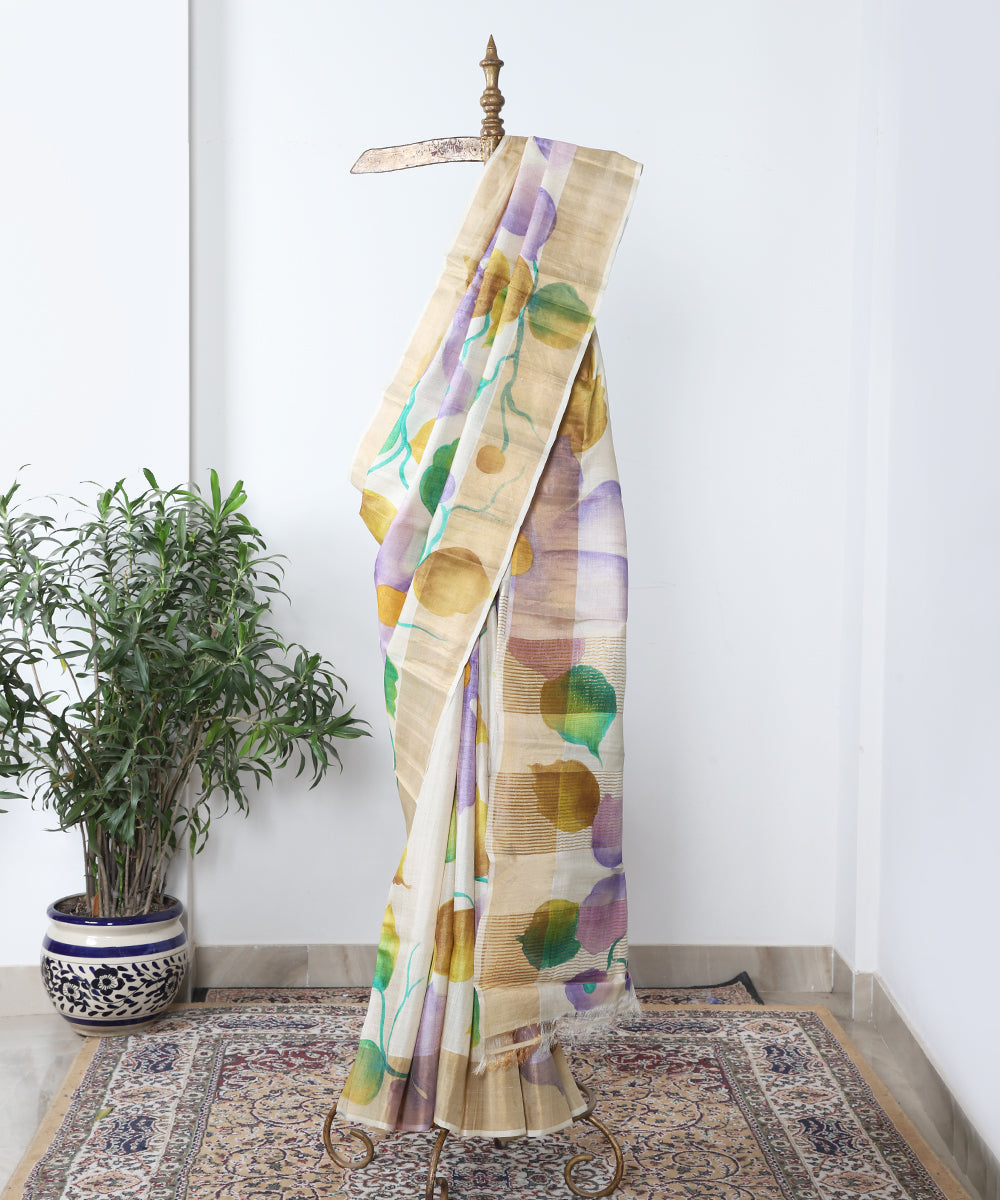 Beige_Handloom_Hand_Batik_Pure_Tusser_Silk_Saree_With_Floral_And_Leaf_Motifs_WeaverStory_01