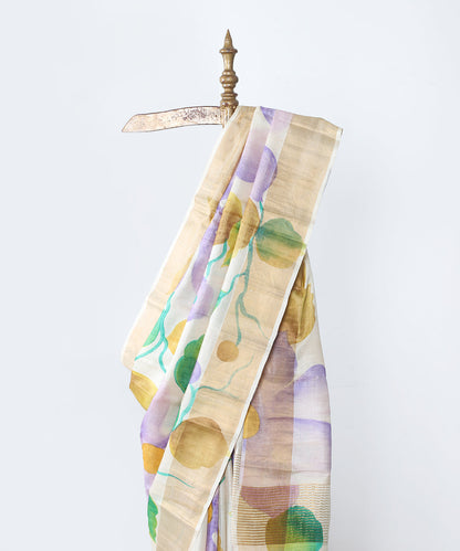 Beige_Handloom_Hand_Batik_Pure_Tusser_Silk_Saree_With_Floral_And_Leaf_Motifs_WeaverStory_02