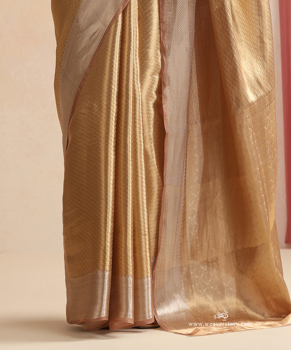 Peach_And_Gold_Handloom_Pure_Silk_Tissue_Tanchoi_Banarasi_Saree_WeaverStory_04
