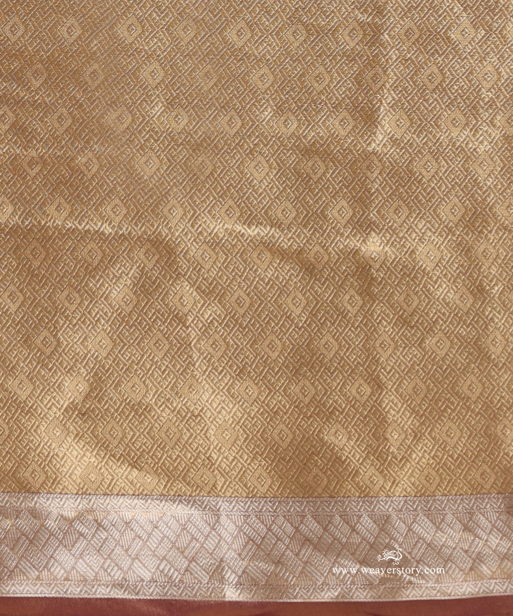 Gold_And_Silver_Handloom_Pure_Silk_Tissue_Tanchoi_Banarasi_Saree_With_Mauve_Selvedge_WeaverStory_05