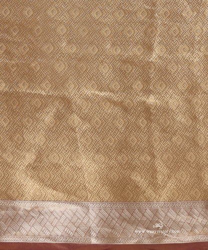 Gold_And_Silver_Handloom_Pure_Silk_Tissue_Tanchoi_Banarasi_Saree_With_Mauve_Selvedge_WeaverStory_05