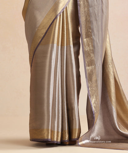 Gold_And_Silver_Handloom_Pure_Silk_Tissue_Tanchoi_Banarasi_Saree_With_Purple_Selvedge_WeaverStory_03