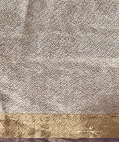 Gold_And_Silver_Handloom_Pure_Silk_Tissue_Tanchoi_Banarasi_Saree_With_Purple_Selvedge_WeaverStory_04