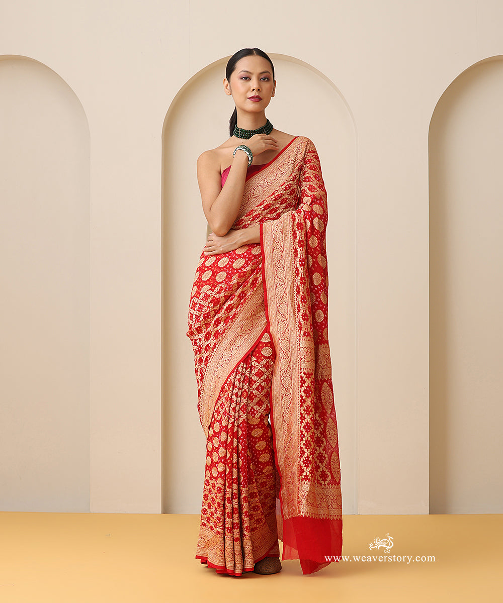 Tomato_Red_Handloom_Pure_Georgette_Banarasi_Bandhej_Saree_With_Sona_Zari_Pallu_WeaverStory_01
