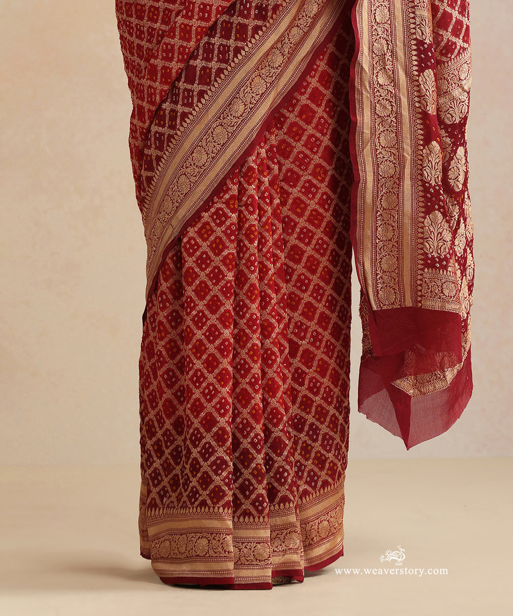 Red_And_Maroon_Shaded_Handloom_Pure_Georgette_Banarasi_Bandhej_Saree_With_Checkered_Zari_WeaverStory_03