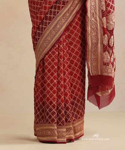 Red_And_Maroon_Shaded_Handloom_Pure_Georgette_Banarasi_Bandhej_Saree_With_Checkered_Zari_WeaverStory_03