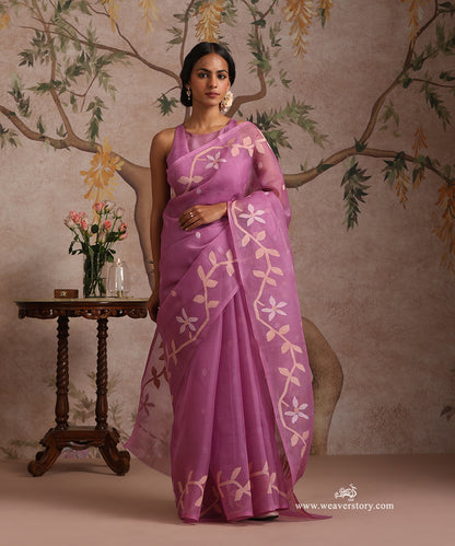 Mauve_Handloom_Pure_Muslin_Dhakai_Jamdani_Saree_With_Floral_Veil_Motif_On_Pallu_And_Allover_Booti_WeaverStory_01