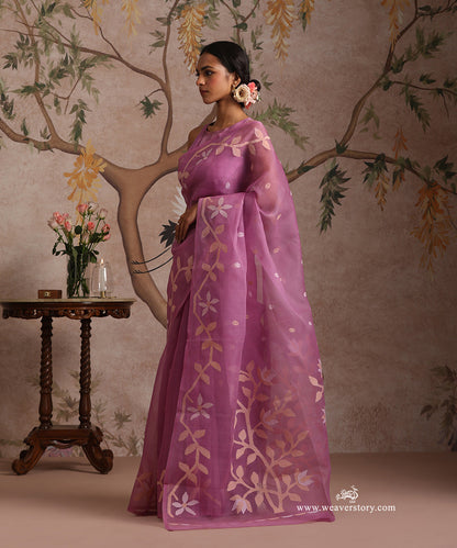 Mauve_Handloom_Pure_Muslin_Dhakai_Jamdani_Saree_With_Floral_Veil_Motif_On_Pallu_And_Allover_Booti_WeaverStory_02