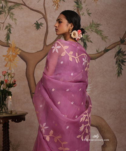 Mauve_Handloom_Pure_Muslin_Dhakai_Jamdani_Saree_With_Floral_Veil_Motif_On_Pallu_And_Allover_Booti_WeaverStory_03