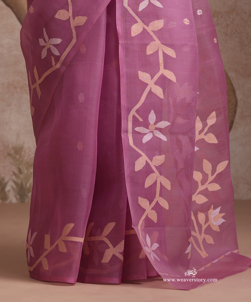 Mauve_Handloom_Pure_Muslin_Dhakai_Jamdani_Saree_With_Floral_Veil_Motif_On_Pallu_And_Allover_Booti_WeaverStory_05