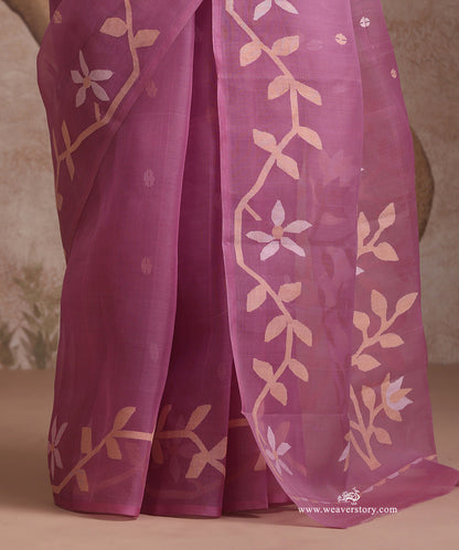 Mauve_Handloom_Pure_Muslin_Dhakai_Jamdani_Saree_With_Floral_Veil_Motif_On_Pallu_And_Allover_Booti_WeaverStory_05