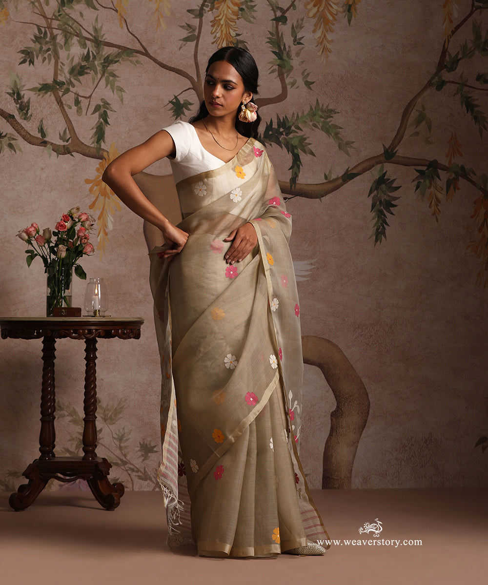 Grey_Handlooom_Pure_Muslin_Dhakai_Jamdani_Saree_With_Floral_Bootis_And_Multicolour_Floral_Guldasta_Motifs_On_Pallu_WeaverStory_01