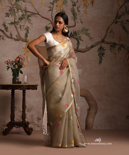 Grey_Handlooom_Pure_Muslin_Dhakai_Jamdani_Saree_With_Floral_Bootis_And_Multicolour_Floral_Guldasta_Motifs_On_Pallu_WeaverStory_01