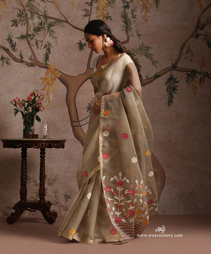 Grey_Handlooom_Pure_Muslin_Dhakai_Jamdani_Saree_With_Floral_Bootis_And_Multicolour_Floral_Guldasta_Motifs_On_Pallu_WeaverStory_02