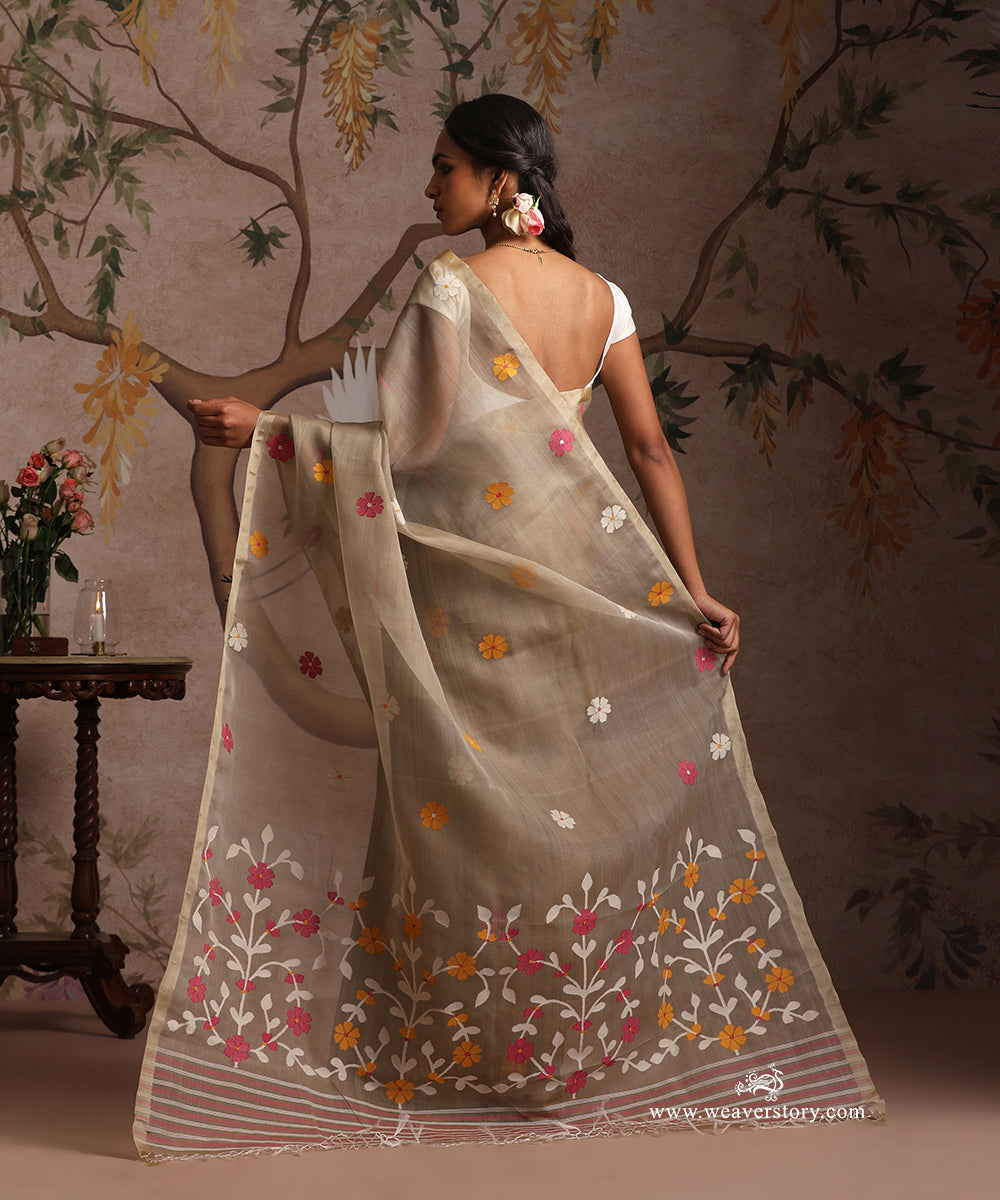 Grey_Handlooom_Pure_Muslin_Dhakai_Jamdani_Saree_With_Floral_Bootis_And_Multicolour_Floral_Guldasta_Motifs_On_Pallu_WeaverStory_04
