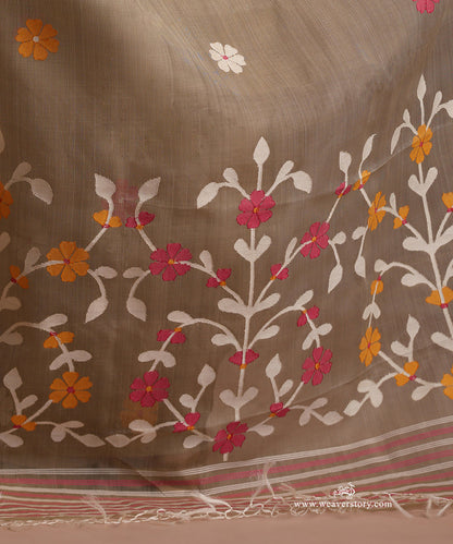 Grey_Handlooom_Pure_Muslin_Dhakai_Jamdani_Saree_With_Floral_Bootis_And_Multicolour_Floral_Guldasta_Motifs_On_Pallu_WeaverStory_06